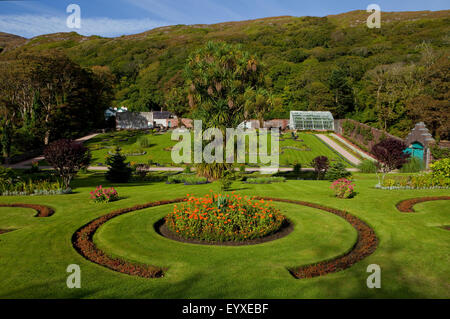 Jardín victoriano, Kylemore Abbey, Connemara, Condado de Galway, Irlanda. Construido en 1870, cayó en el abandono y re-abierto 1999 Foto de stock