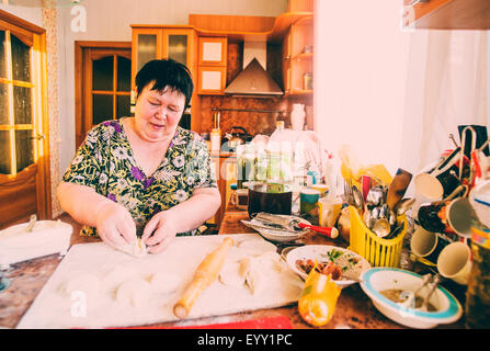 Mujer caucásica cocinar en la cocina