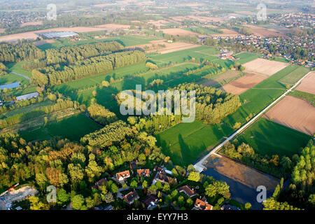 La urbanización en la frontera de la zona agrícola con campos, praderas y setos desde el aire, Bélgica Foto de stock