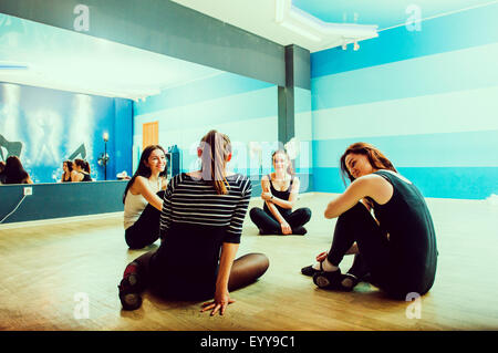 Bailarines caucásicos sentado en el piso del estudio