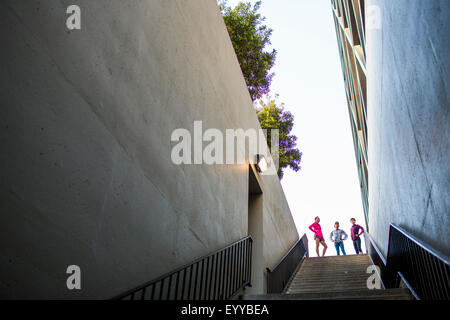 Los corredores de pie en la parte superior de la escalera urbana