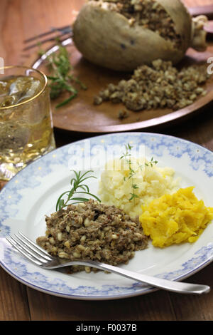 Haggis neeps y tatties scotch whisky, Escocia comida tradicional