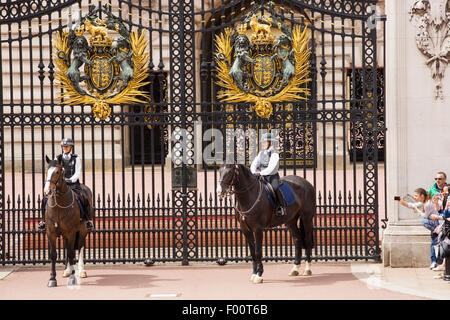 La policía montada fuera de las puertas del Palacio de Buckingham, Londres, Reino Unido. Foto de stock