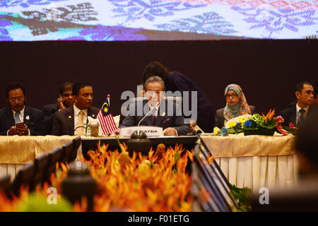 Kuala Lumpur, Malasia. 6 ago, 2015. El Ministro de Relaciones Exteriores de Malasia, Anifah Aman (C delante) asiste a la Cumbre de Asia oriental Reunión de Ministros de Relaciones Exteriores celebrada en Kuala Lumpur, Malasia, el 6 de agosto de 2015. © Chong Voon Chung/Xinhua/Alamy Live News Foto de stock