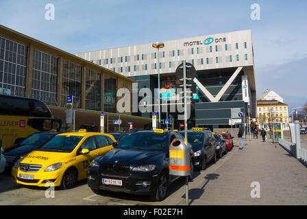 Los taxis, en frente de la estación Westbahnhof, la estación de tren oeste, central de Viena, Austria Foto de stock