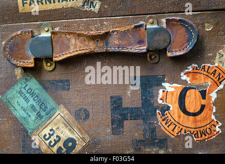 Primer plano de etiquetas de equipaje en vintage maleta Foto de stock