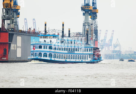 Paddler vapor "Luisiana Star', pasando por un muelle en el río Elba en Hamburgo harbour Foto de stock