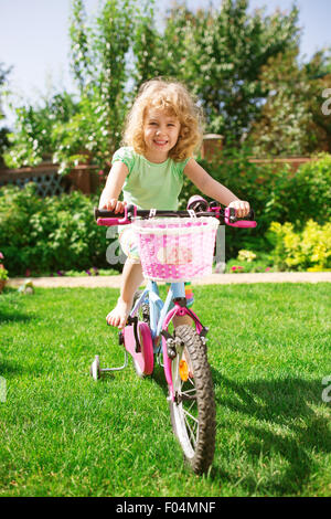 Poco chica rubia con su bicicleta