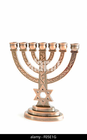 Fiesta judía de Hanukkah menorah fondo con velas aislado en blanco Foto de stock