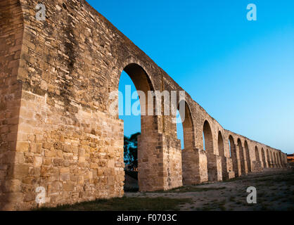 Panorama del acueducto Kamares otomano (Bekir Pasha Acueducto). Antiguo acueducto en Larnaca al atardecer. Chipre. Foto de stock