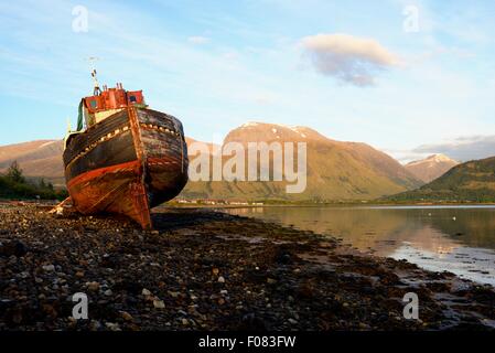 Naufragio de un barco en las costas de Loch Linnhe en Corpach con el Ben Nevis, la montaña detrás, Escocia Foto de stock