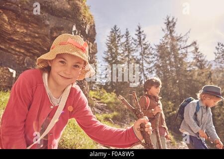 Tres niños explorando bosque Foto de stock