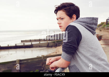 Infeliz adolescente mirando desde las barandillas, Southend on Sea, Essex, Reino Unido