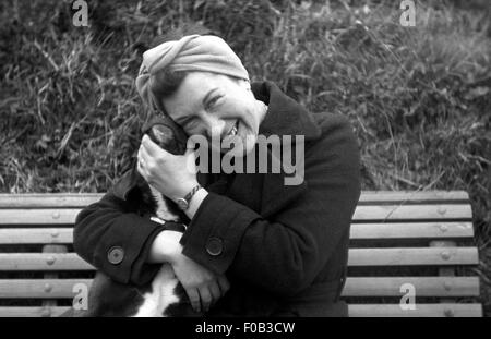 Retrato de una mujer con su perro Foto de stock