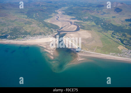 Vista aérea desde 4.000 pies de estuario Mawddach, Barmouth / Abermaw a izquierda del bastidor y Fairbourne Gwynedd Mid Wales UK Foto de stock