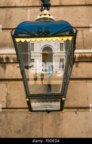 Southbank de Londres Greenwich University construido Sir Christopher Wren y Nicholas Hawksmoor obtener más información hierro ornamentadas luz de lámpara de la calle Foto de stock