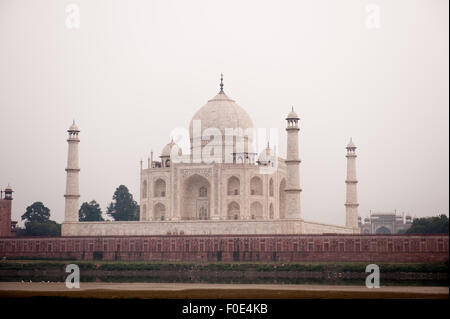 Agra, Uttar Pradesh, India. Taj Mahal desde el río Yamuna. Foto de stock