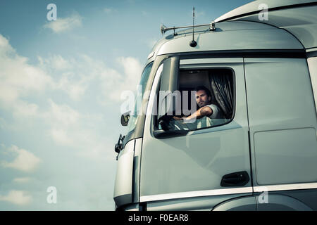 El conductor del camión con camión trailer Foto de stock