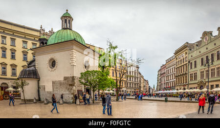 Cracovia, Polonia - Mayo 01, 2015: anónimo de los turistas que visitan la iglesia San Adalberto en la plaza principal de Cracovia Cracovia, Polonia ( ) Foto de stock