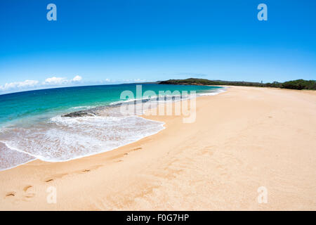 Una hermosa playa de arena blanca con aguas cristalinas en una playa remota en Molokai Hawaii. Foto de stock