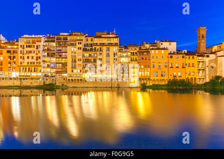 Terraplén del río Arno, en la noche, Florencia, Italia. Foto de stock