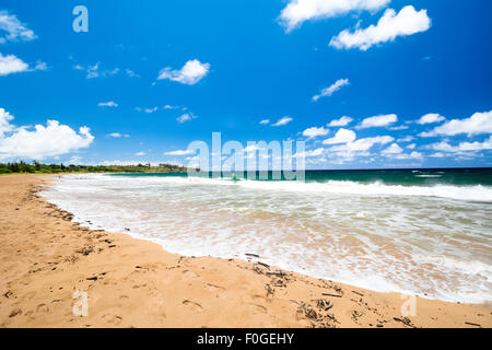 Una hermosa playa de arena blanca con aguas cristalinas en una playa remota en Kauai Hawaii. Foto de stock
