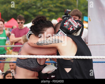 Hembra boxeadores de muay thai, lucha en un anillo exterior Foto de stock