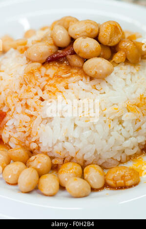 Los frijoles blancos (kurufasulye) con arroz