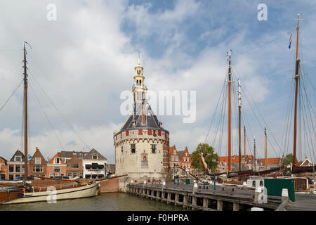 Vista desde el IJsselmeer en el puerto y la antigua torre (Hoofdtoren), construido en 1532, en Hoorn (bocina) Holanda Septentrional, en los Países Bajos. Foto de stock