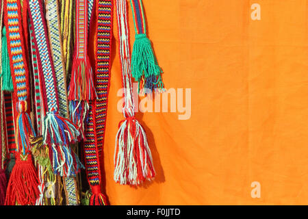 Cierre de borlas decorativas de colores colgando para la venta Fotografía  de stock - Alamy