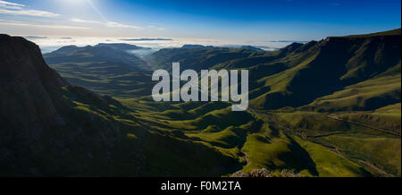 Vista desde Sani Pass al rango de Drakensberg, África Foto de stock