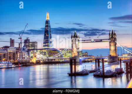 El Tower Bridge, el Shard ad el barrio de Southwark/Bermondsey en Londres en una noche de verano Foto de stock