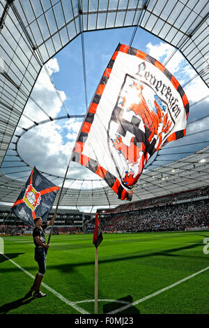 Fútbol, fútbol, Alemania, Bundesliga, la temporada 2015/2016, el BayArena, Bayer Leverkusen vs 1899 Hoffenheim; grandes banderas bajo el techo Foto de stock