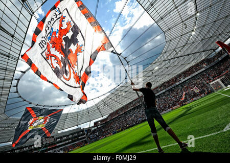Fútbol, fútbol, Alemania, Bundesliga, la temporada 2015/2016, el BayArena, Bayer Leverkusen vs 1899 Hoffenheim; grandes banderas bajo el techo Foto de stock