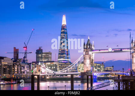 Tower Bridge, el río Támesis y el Shard edificio en Londres, Inglaterra, Reino Unido. Foto de stock