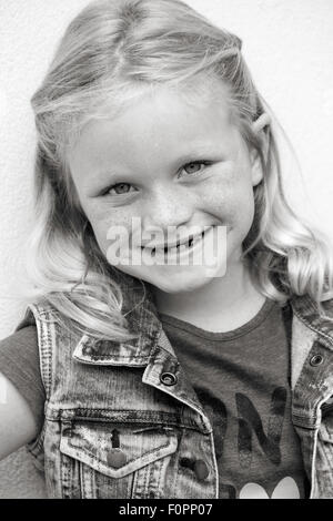 Retrato de una chica en blanco y negro Foto de stock