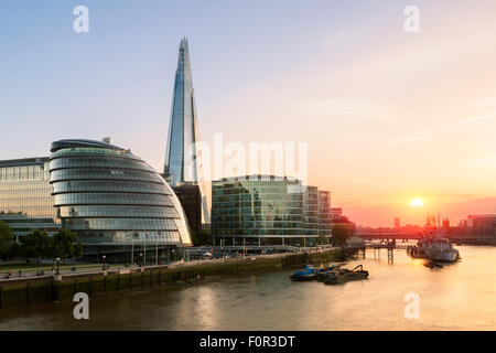 Londres, Shard London Bridge y el City Hall de Londres al atardecer