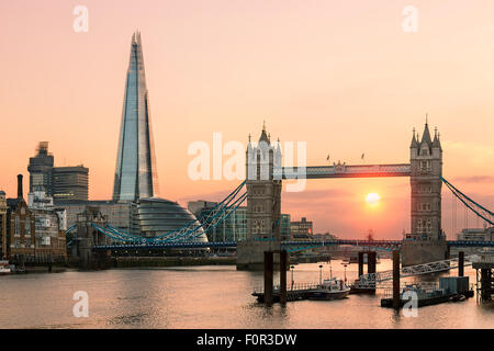 Londres, el Tower Bridge y el Shard London Bridge al atardecer Foto de stock