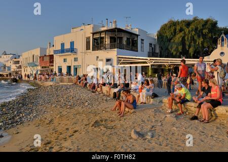 Los turistas contemplando el atardecer en la pequeña Venecia, Chora o Ciudad de Mykonos, Mykonos Cyclades, Grecia