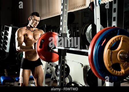 Muy power athletic guy , ejecutar el ejercicio con pesas Foto de stock