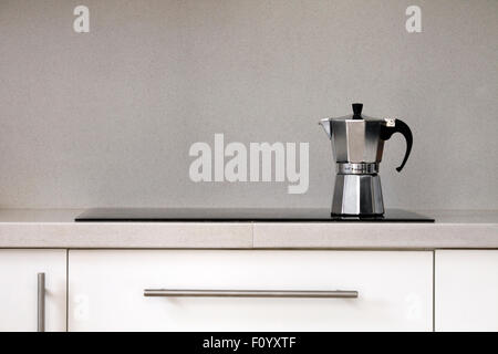 Cafetera para preparar café en la estufa. Taza de café, granos en un tarro.  La vida de la mañana Fotografía de stock - Alamy