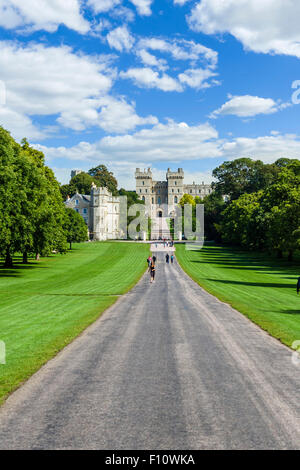 Castillo de Windsor desde la larga caminata, gran parque de Windsor, Berkshire, Inglaterra, Reino Unido.