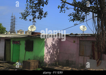 El 21 de agosto, 2015 - Mumbai, Maharshtra, India - 21 Ago 2015 - Mumbai - INDIA:.en un barrio de chabolas de Bombay con antena parabólica de televisión..En un mercado emergente y creciente economía barrios en las ciudades indias son el registro en la televisión antenas parabólicas en una gran forma. La televisión es muy popular en la India diario con jabones,Noticias & Cricket Broadcasts liderando el camino..la televisión India fabricantes de hardware están especialmente desarrollar conjuntos de bajo precio ay los pobres de las zonas urbanas, donde el potencial de crecimiento es enorme. (Crédito de la Imagen: © Subhash Sharma a través de Zuma Wire) Foto de stock