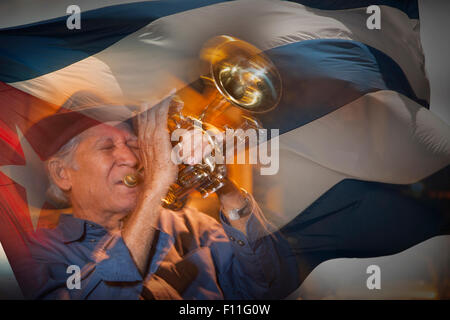 Doble exposición de Hispanic músico tocando la trompeta delante de la bandera cubana