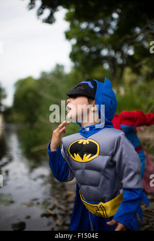 Juegos Infantiles - joven vestida como Batman : pre-adolescentes en edad  escolar primaria los niños jugar afuera en una noche de verano, vestidos  como superhéroes del cómic. UK Fotografía de stock - Alamy