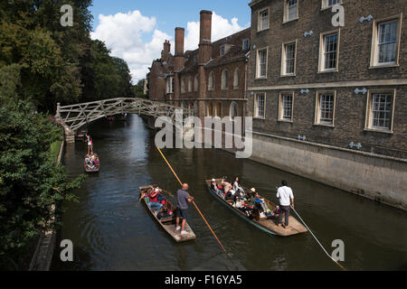 Cambridge, Cambridgeshire, Inglaterra, Reino Unido. Navegar por el río Cam. El 28 de agosto de 2015 Remar pasado Queens College bajo la matemática Foto de stock