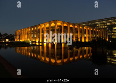 El Palacio de Itamaraty en la noche Foto de stock