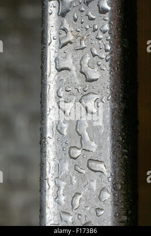 Barra de acero inoxidable con gotas de agua sobre la superficie Foto de stock