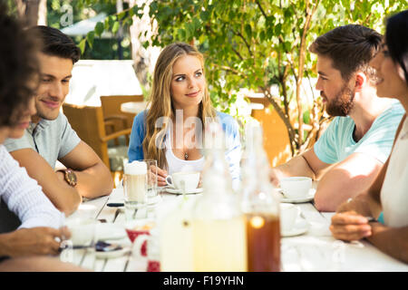 Grupo de amigos disfrutando de una cena al aire libre