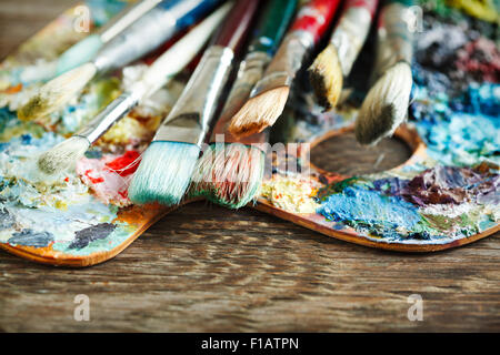Muchos pinceles, pintura acrílica, la paleta del artista, Alemania  Fotografía de stock - Alamy